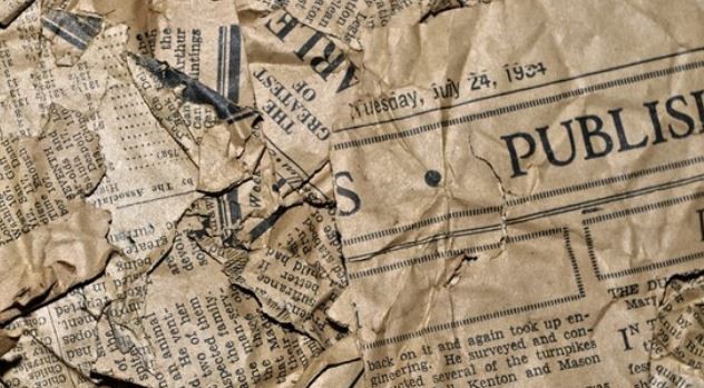 Journal ancien jauni et déchiré